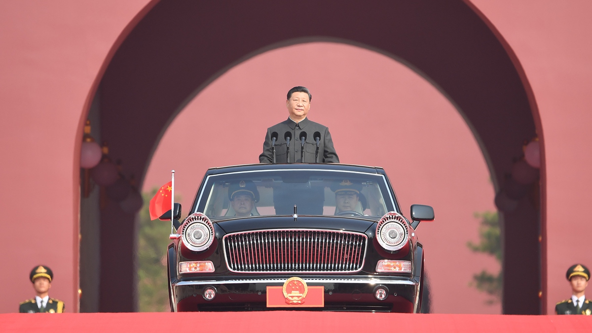 習(xí)近平乘坐檢閱車，經(jīng)過金水橋，駛上長安街