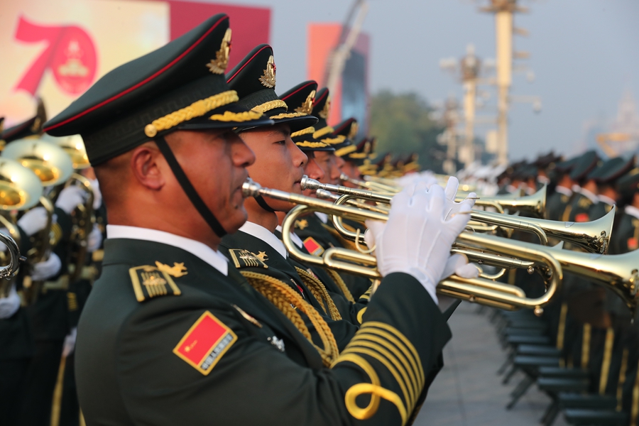 解放軍聯(lián)合軍樂(lè)團(tuán)在廣場(chǎng)就位后進(jìn)行準(zhǔn)備工作和試奏。據(jù)了解，解放軍聯(lián)合軍樂(lè)團(tuán)此次演奏是從開(kāi)國(guó)大典至今歷次閱兵以來(lái)演奏曲目最多的一次，不少曲目是為此次閱兵量身打造的全新作品，此次也是歷次女演奏員最多的一次。