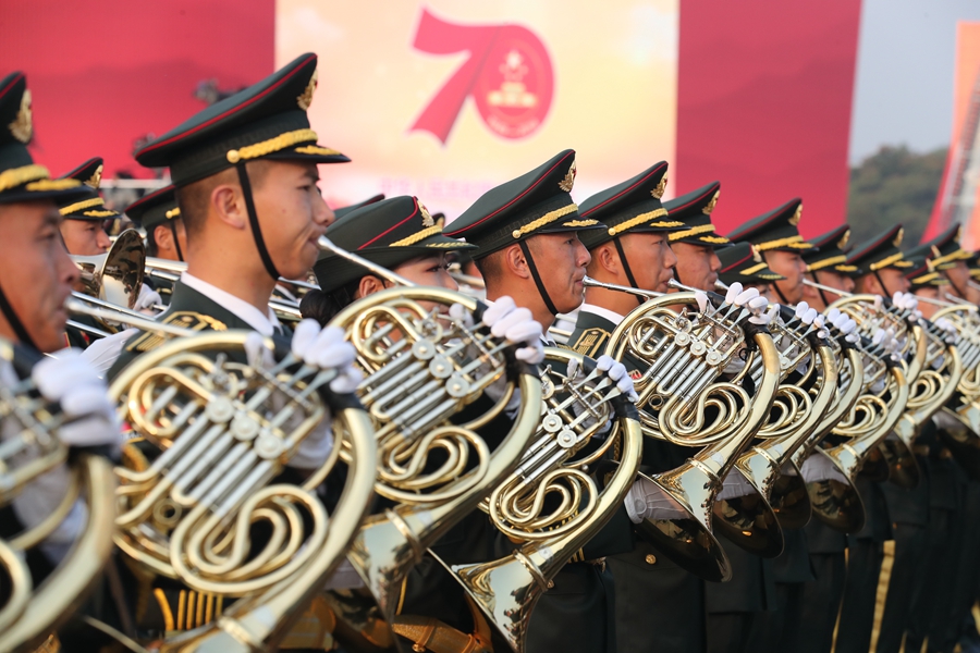 解放軍聯(lián)合軍樂(lè)團(tuán)在廣場(chǎng)就位后進(jìn)行準(zhǔn)備工作和試奏。據(jù)了解，解放軍聯(lián)合軍樂(lè)團(tuán)此次演奏是從開(kāi)國(guó)大典至今歷次閱兵以來(lái)演奏曲目最多的一次，不少曲目是為此次閱兵量身打造的全新作品，此次也是歷次女演奏員最多的一次。