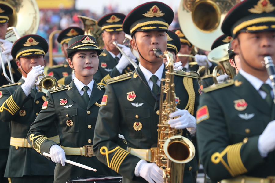 解放軍聯(lián)合軍樂(lè)團(tuán)在廣場(chǎng)就位后進(jìn)行準(zhǔn)備工作和試奏。據(jù)了解，解放軍聯(lián)合軍樂(lè)團(tuán)此次演奏是從開(kāi)國(guó)大典至今歷次閱兵以來(lái)演奏曲目最多的一次，不少曲目是為此次閱兵量身打造的全新作品，此次也是歷次女演奏員最多的一次。