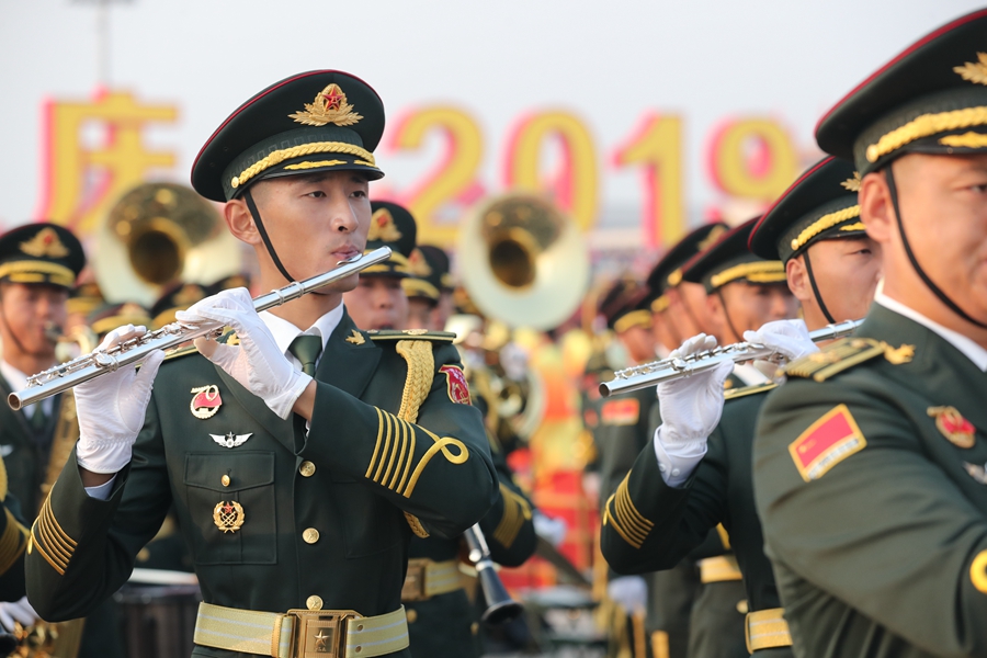 解放軍聯(lián)合軍樂(lè)團(tuán)在廣場(chǎng)就位后進(jìn)行準(zhǔn)備工作和試奏。據(jù)了解，解放軍聯(lián)合軍樂(lè)團(tuán)此次演奏是從開(kāi)國(guó)大典至今歷次閱兵以來(lái)演奏曲目最多的一次，不少曲目是為此次閱兵量身打造的全新作品，此次也是歷次女演奏員最多的一次。