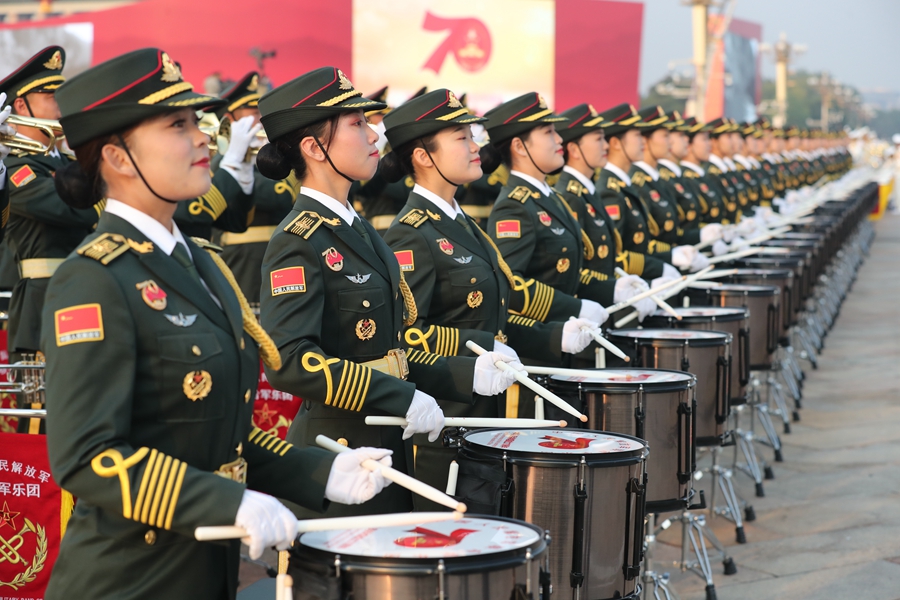 解放軍聯(lián)合軍樂(lè)團(tuán)在廣場(chǎng)就位后進(jìn)行準(zhǔn)備工作和試奏。據(jù)了解，解放軍聯(lián)合軍樂(lè)團(tuán)此次演奏是從開(kāi)國(guó)大典至今歷次閱兵以來(lái)演奏曲目最多的一次，不少曲目是為此次閱兵量身打造的全新作品，此次也是歷次女演奏員最多的一次。
