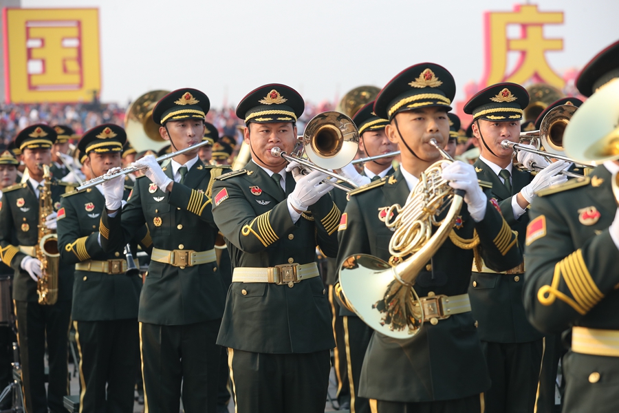 解放軍聯(lián)合軍樂(lè)團(tuán)在廣場(chǎng)就位后進(jìn)行準(zhǔn)備工作和試奏。據(jù)了解，解放軍聯(lián)合軍樂(lè)團(tuán)此次演奏是從開(kāi)國(guó)大典至今歷次閱兵以來(lái)演奏曲目最多的一次，不少曲目是為此次閱兵量身打造的全新作品，此次也是歷次女演奏員最多的一次。
