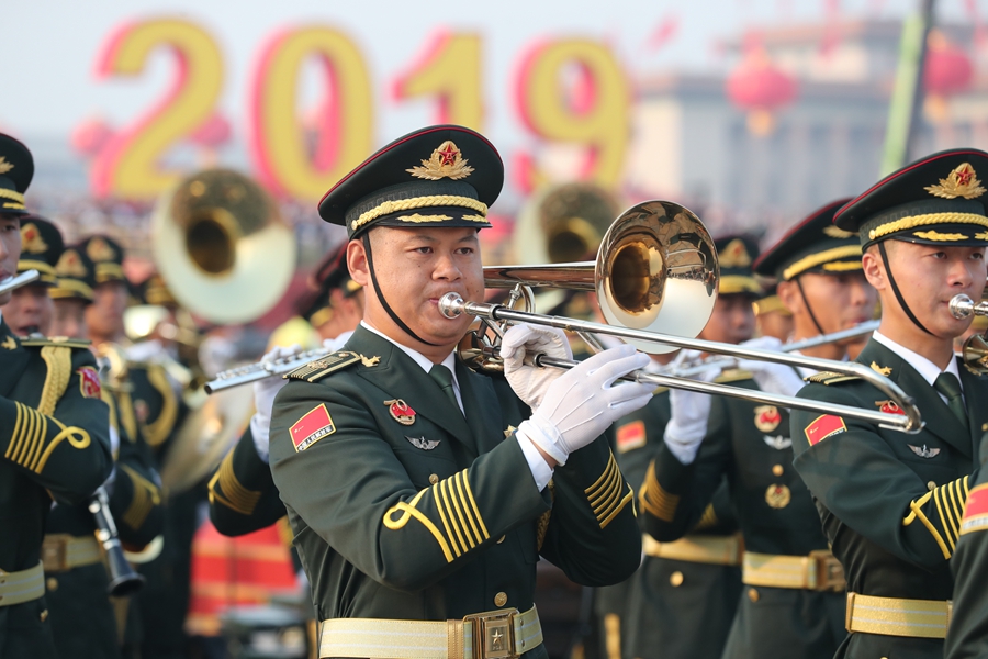 解放軍聯(lián)合軍樂(lè)團(tuán)在廣場(chǎng)就位后進(jìn)行準(zhǔn)備工作和試奏。據(jù)了解，解放軍聯(lián)合軍樂(lè)團(tuán)此次演奏是從開(kāi)國(guó)大典至今歷次閱兵以來(lái)演奏曲目最多的一次，不少曲目是為此次閱兵量身打造的全新作品，此次也是歷次女演奏員最多的一次。