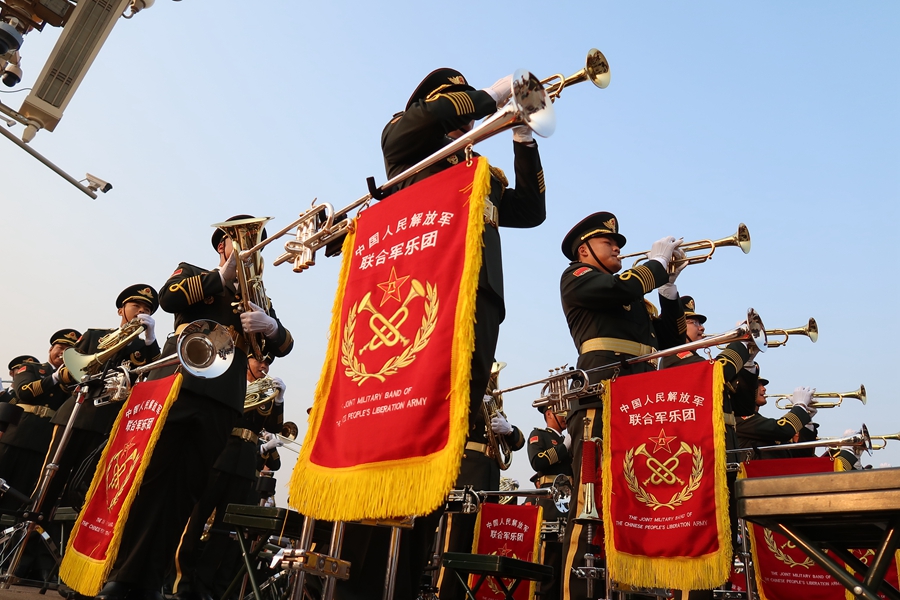 解放軍聯(lián)合軍樂(lè)團(tuán)在廣場(chǎng)就位后進(jìn)行準(zhǔn)備工作和試奏。據(jù)了解，解放軍聯(lián)合軍樂(lè)團(tuán)此次演奏是從開(kāi)國(guó)大典至今歷次閱兵以來(lái)演奏曲目最多的一次，不少曲目是為此次閱兵量身打造的全新作品，此次也是歷次女演奏員最多的一次。