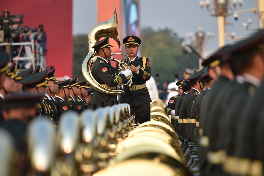解放軍聯(lián)合軍樂(lè)團(tuán)在廣場(chǎng)就位后進(jìn)行準(zhǔn)備工作和試奏。據(jù)了解，解放軍聯(lián)合軍樂(lè)團(tuán)此次演奏是從開(kāi)國(guó)大典至今歷次閱兵以來(lái)演奏曲目最多的一次，不少曲目是為此次閱兵量身打造的全新作品，此次也是歷次女演奏員最多的一次。