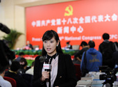 新華社CNC電視記者正在記者會(huì)現(xiàn)場出鏡拍攝