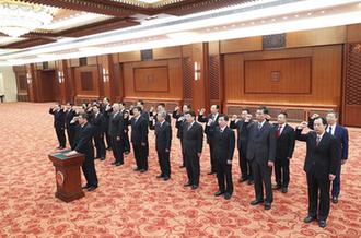 國務(wù)院部長、委員會主任、中國人民銀行行長、審計長進(jìn)行憲法宣誓