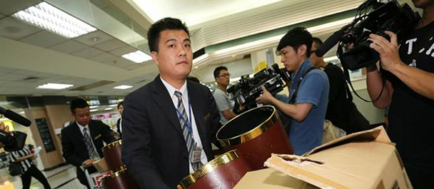 禮儀公司帶著遺體袋、骨灰壇協(xié)助處理善后