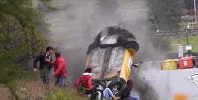 史上最幸運(yùn)撞車(chē)！圍觀群眾躲過(guò)一劫