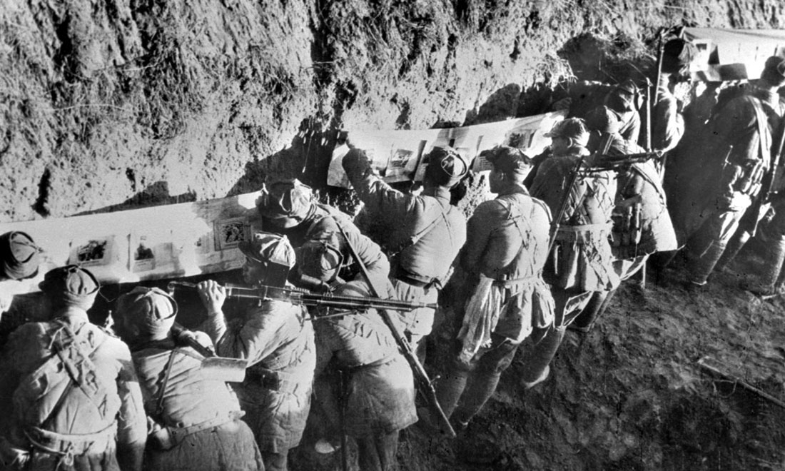 1948年冬，淮海戰(zhàn)役期間，雙堆集前沿陣地舉辦的戰(zhàn)地影展，深受解放軍戰(zhàn)士歡迎。新華社稿  袁克忠攝