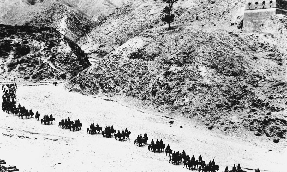 1937年11月太原失守后，八路軍向華北敵后挺進(jìn)，分兵發(fā)動(dòng)群眾，開展敵后游擊戰(zhàn)爭，創(chuàng)建敵后根據(jù)地。新華社稿　沙飛攝