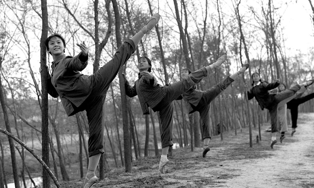 1972年秋，上海市舞蹈學(xué)?！栋酌穭〗M的演員們來到上海市金山縣金衛(wèi)公社參加勞動(dòng)鍛煉，在農(nóng)村也堅(jiān)持練功。新華社記者黃田寶攝