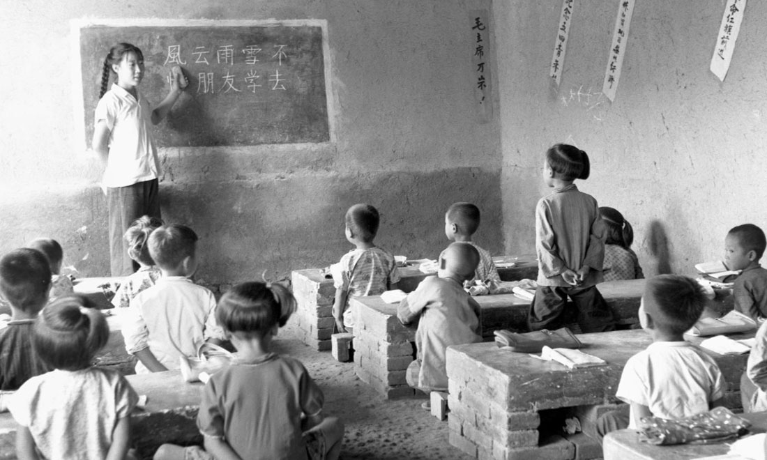 1964年夏，河北省壩縣煎茶鋪公社西煎大隊(duì)，一所耕讀小學(xué)的學(xué)生們?cè)谏险n。新華社記者梁一丁攝