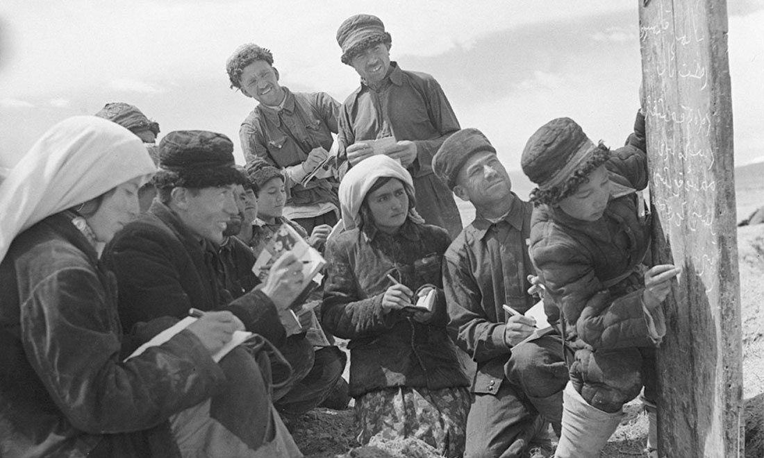 1960年6月，新疆慕士塔格峰下，大人們?cè)谛W(xué)生幫助下學(xué)習(xí)文化。新華社記者武純展攝