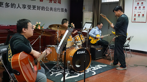 追夢中國人|侯孝輝：左手方向盤，右手麥克風(fēng)