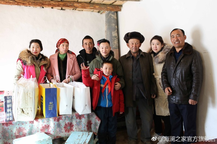 奧運(yùn)冠軍體操名將楊威把溫暖帶到北疆小朋友們的家中，把體育精神與奮斗的信念，傳遞到所有北疆孩子們的心中。