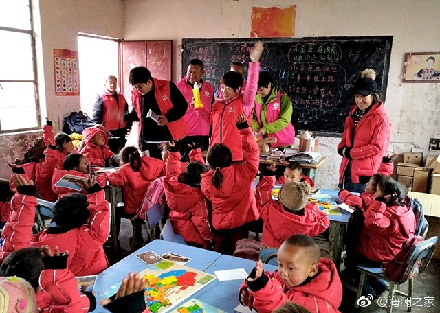 2018年，由海瀾之家攜手網(wǎng)易新聞打造的“多一課溫暖”課程平臺(tái)讓一間間溫暖的課堂走向深山與邊陲。帶著貼合孩子教育需求的線上內(nèi)容和教師、各領(lǐng)域KOL及愛心人士組成的愛心團(tuán)隊(duì)，海瀾之家用實(shí)際行動(dòng)為孩子的教育加溫，踐行“多一克溫暖”。
