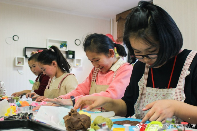 在北京，孩子們上了一節(jié)別開生面的廚藝課——手工DIY餅干。孩子們腦洞大開親自上手，從制作到出爐不僅留下了噴香的餅干，還留下了珍貴的回憶。親手做的餅干孩子們舍不得獨(dú)享，成為了回程路上最重要的“伴手禮”