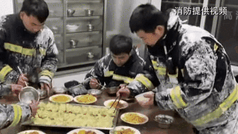 零下14度滅火后 消防員吃飯這一幕讓人心疼！