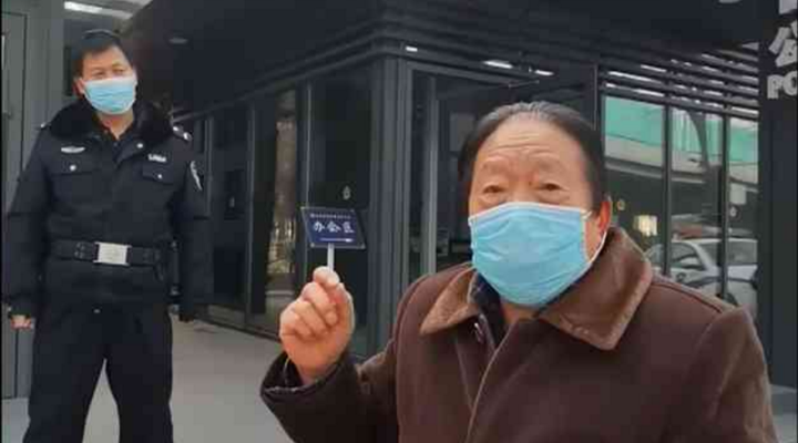 社區(qū)封閉，76歲的他為什么要出來