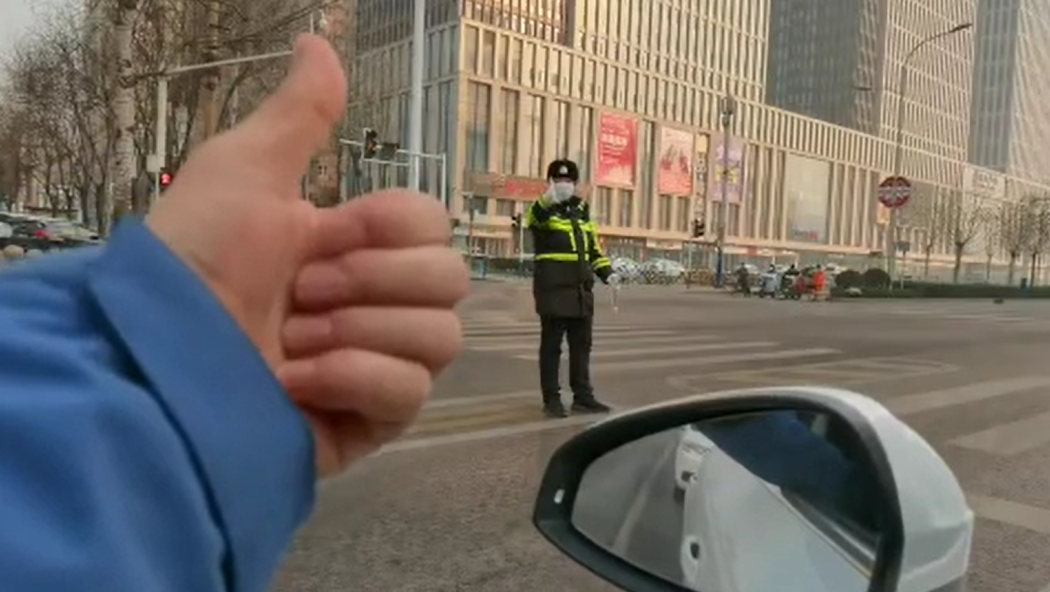 石家莊路人和交警的這個(gè)“暗號(hào)”，真暖！