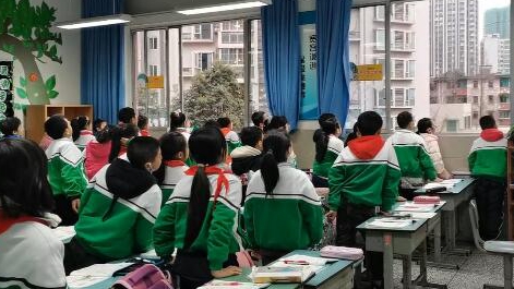 課上到一半，同學(xué)們卻把頭望向了外面！校長說：點(diǎn)贊！
