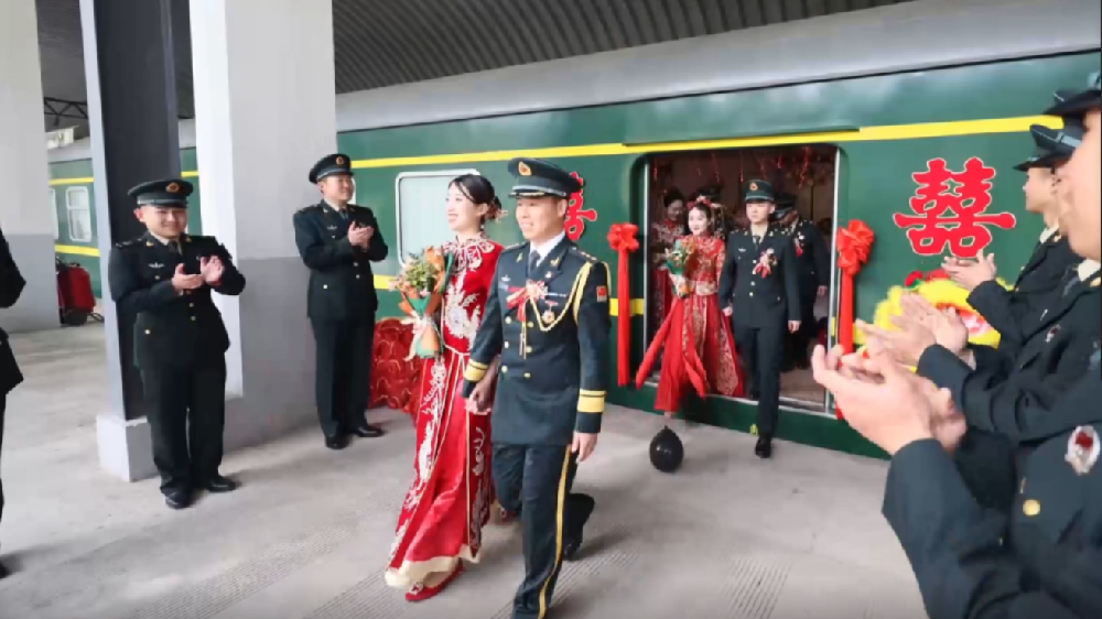 火車當(dāng)“婚車”，東風(fēng)快遞員最有排面的“幸福軍列”