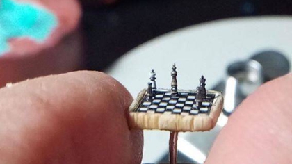 比指甲蓋還??！ 土耳其微雕藝術家雕出超小國際象棋