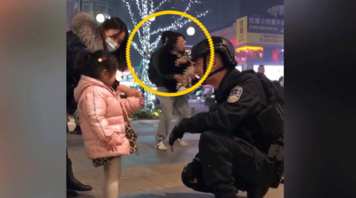 女子被特警圈粉蹲地拍照不想走，男友接下來的舉動(dòng)驚呆網(wǎng)友