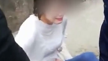 四川一女子墜河欲輕生，兩名消防員一躍而下