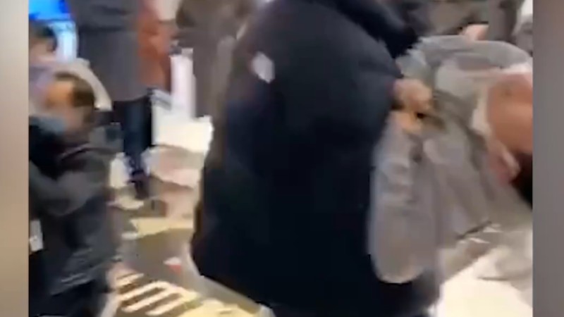 浙江一電影院發(fā)生事故多人送醫(yī)，現(xiàn)場家長懷抱兒童奔走