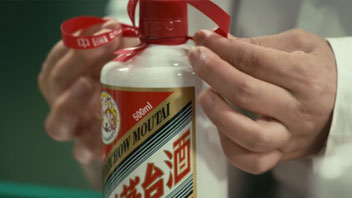 “抱團(tuán)松動(dòng)”！機(jī)構(gòu)慌了？有人急忙賣茅臺(tái)，有人連夜看周期