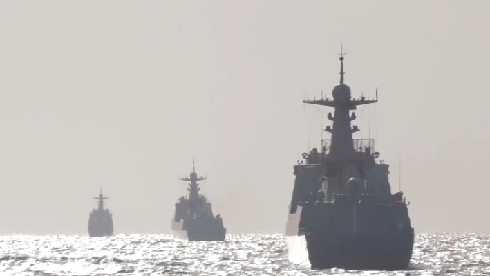 北部戰(zhàn)區(qū)海軍某艦艇訓(xùn)練中心：聚焦實(shí)戰(zhàn)！8艘新型艦艇連續(xù)多天開展海上訓(xùn)練