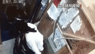 電梯內(nèi)突發(fā)自燃 電動(dòng)車進(jìn)樓怎么禁？ 發(fā)現(xiàn)電瓶車有起火苗頭應(yīng)立刻撤離