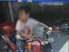 司機(jī)太小！3歲幼童駕"車"上路找媽媽