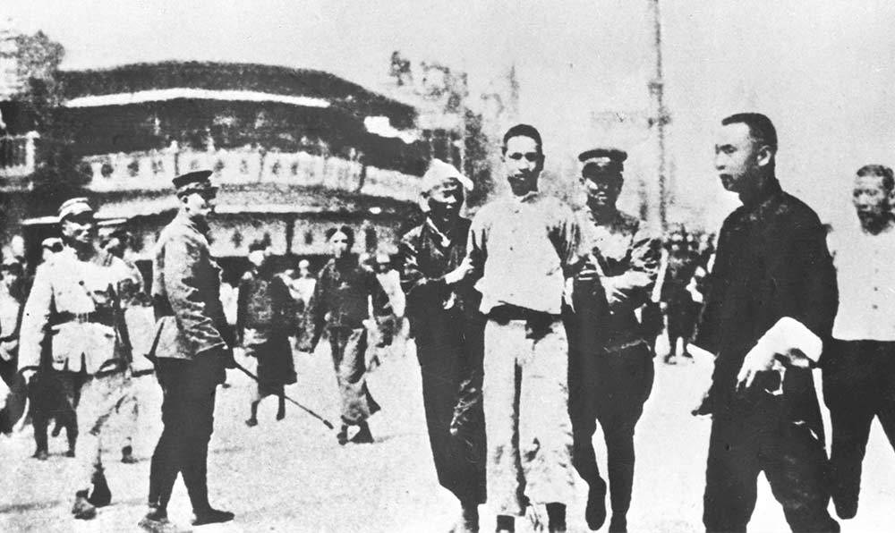 1927年4月12日 “四?一二”反革命政變，國民黨反動派捕殺大批共產(chǎn)黨員和工人、學(xué)生、群眾