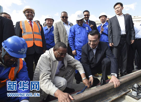 看到中埃雙方員工正在鋪軌作業(yè)，李克強(qiáng)同海爾馬里亞姆一起拿起扳手，擰緊螺絲。新華社記者 李學(xué)仁 攝