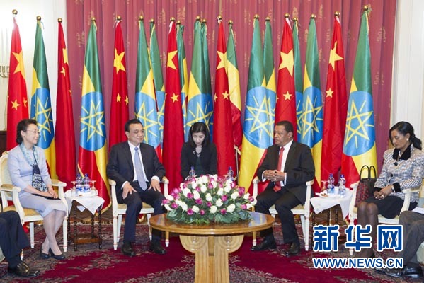 李克強(qiáng)總理夫人程虹、穆拉圖總統(tǒng)夫人梅阿扎參加會見。新華社記者王曄攝