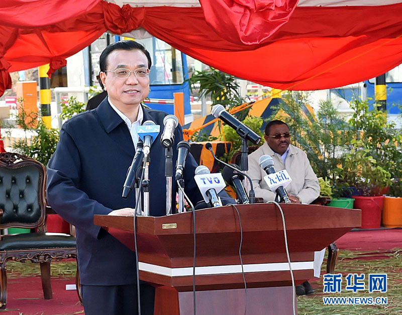 5月5日，國務(wù)院總理李克強與埃塞俄比亞總理海爾馬里亞姆共同出席亞的斯亞貝巴-阿達瑪高速公路一期竣工揭牌典禮，并為二期工程開工奠基剪彩。這是李克強在典禮上致辭。新華社記者 李濤 攝 