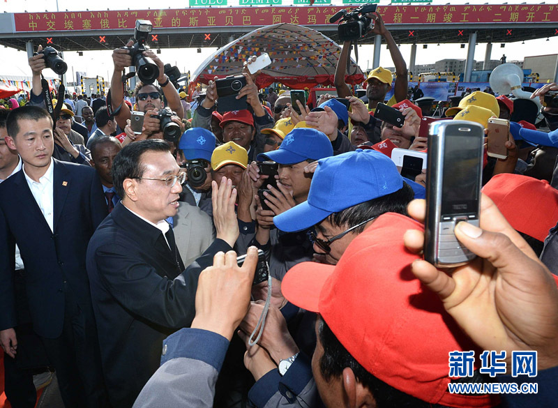 5月5日，中國國務(wù)院總理李克強與埃塞俄比亞總理海爾馬里亞姆共同出席亞的斯亞貝巴-阿達瑪高速公路一期竣工揭牌典禮，并為二期工程開工奠基剪彩。這是典禮結(jié)束后，李克強同工程施工人員親切交談。新華社記者 李濤 攝 