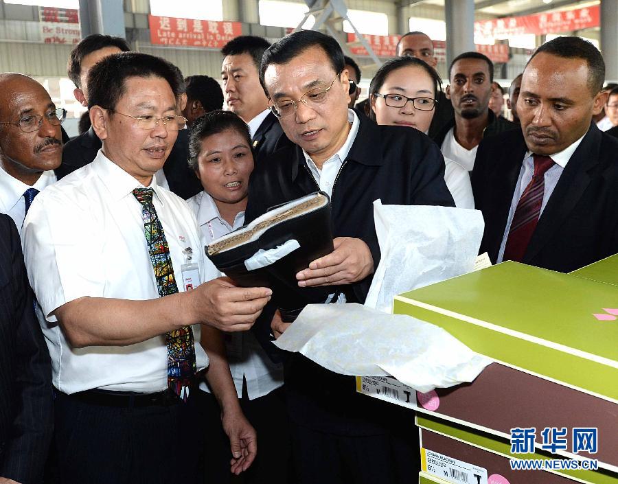 5月5日，中國國務(wù)院總理李克強在埃塞俄比亞總理海爾馬里亞姆陪同下參觀東方工業(yè)園。這是李克強在生產(chǎn)車間聽取負責(zé)人介紹生產(chǎn)情況。新華社記者 李濤 攝