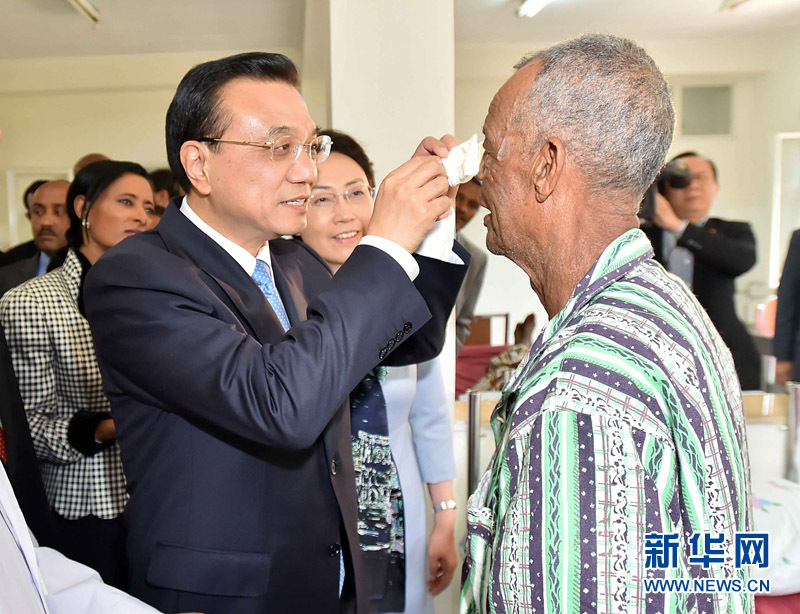 5月6日，國(guó)務(wù)院總理李克強(qiáng)與埃塞俄比亞總統(tǒng)穆拉圖一同來(lái)到亞的斯亞貝巴阿勒塔醫(yī)院，看望受益于中國(guó)免費(fèi)白內(nèi)障手術(shù)“光明行”活動(dòng)的埃塞俄比亞患者。這是李克強(qiáng)親手為接受中國(guó)醫(yī)生手術(shù)的埃塞俄比亞白內(nèi)障患者拆開(kāi)紗布。 新華社記者 李濤 攝 