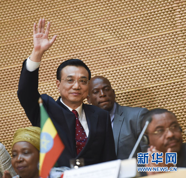 5月5日，中國(guó)國(guó)務(wù)院總理李克強(qiáng)在位于亞的斯亞貝巴的非洲聯(lián)盟總部發(fā)表題為《開(kāi)創(chuàng)中非合作更加美好的未來(lái)》的演講。這是李克強(qiáng)步入會(huì)場(chǎng)時(shí)向聽(tīng)眾揮手致意。新華社記者 李學(xué)仁 攝 
