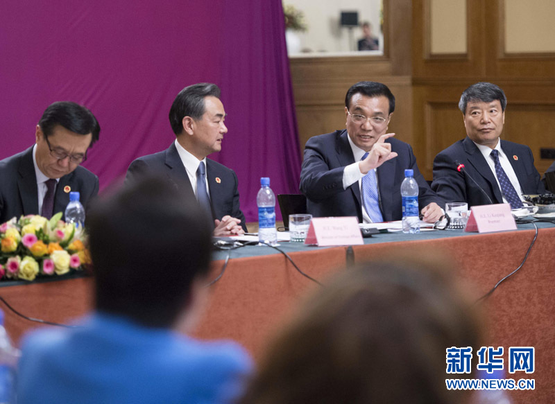  5月6日，中國國務(wù)院總理李克強(qiáng)在埃塞俄比亞首都亞的斯亞貝巴出席中非經(jīng)貿(mào)人文座談會。 新華社記者 王曄 攝 