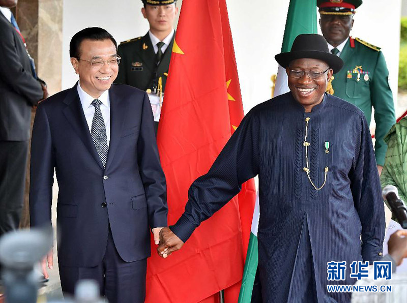 5月7日，中國(guó)國(guó)務(wù)院總理李克強(qiáng)在阿布賈與尼日利亞總統(tǒng)喬納森會(huì)談后共同會(huì)見(jiàn)記者，并回答記者提問(wèn)。 新華社記者李濤攝 