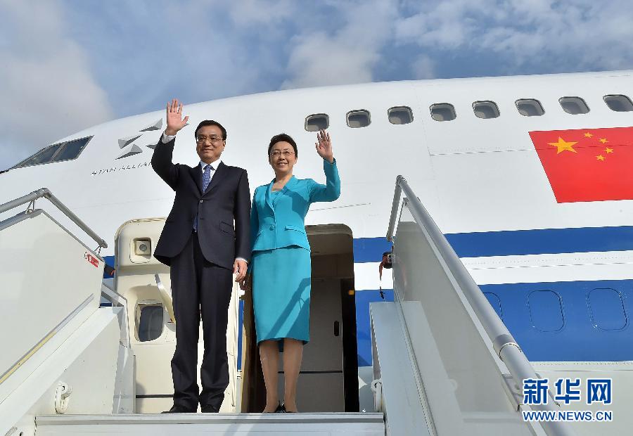 5月8日，應(yīng)安哥拉總統(tǒng)多斯桑托斯邀請，中國國務(wù)院總理李克強乘專機抵達羅安達二月四日國際機場，開始對安哥拉進行正式訪問。李克強總理夫人程虹同機抵達。新華社記者 李濤 攝 