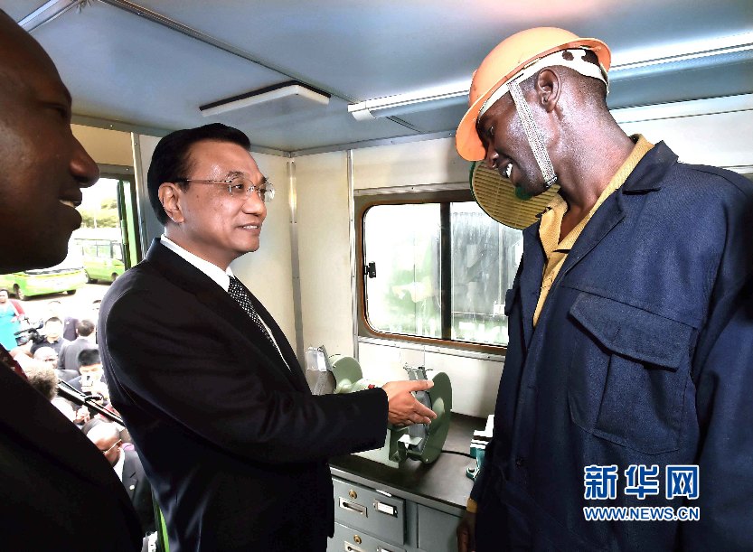 5月11日，國務院總理李克強參觀肯尼亞國家青年服務隊。這是李克強與服務隊隊員親切交談。 新華社記者 李濤 攝