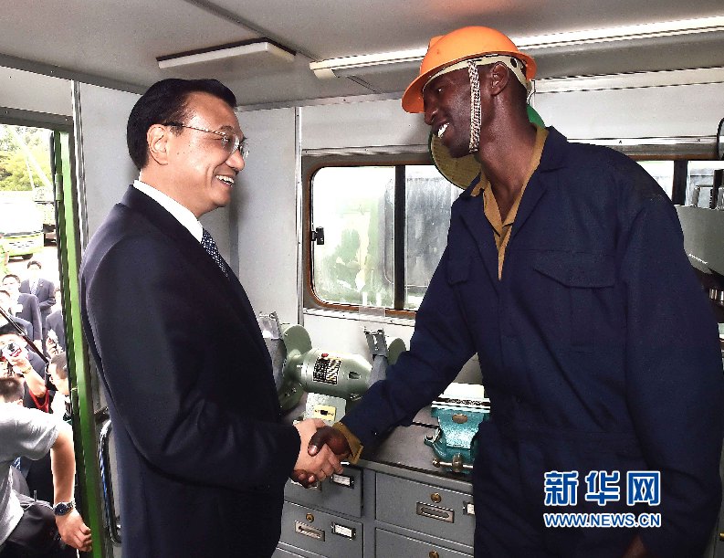 5月11日，中國國務院總理李克強參觀肯尼亞國家青年服務隊。這是李克強與服務隊隊員親切交談。 新華社記者 李濤 攝