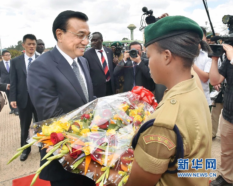 5月11日，中國國務院總理李克強參觀肯尼亞國家青年服務隊。這是服務隊隊員向李克強敬獻鮮花。 新華社記者 李濤 攝